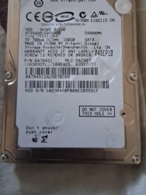 Hitachi 160GB 2.5" SATA hårddisk - En 2.5-tums hårddisk från Hitachi med 160GB lagringsutrymme och SATA-anslutning. Modellen är HTS545016B9A300 och den har en hastighet på 5400RPM. Hårddisken har en blå kretskortssida och en etikett med teknisk info på ovansidan.