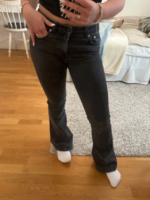Svarta bootcut jeans - Säljer ett par svarta bootcut jeans med snygg passform och stretchigt material. Jeansen har klassiska fem fickor och hällor för skärp. Perfekta för dig som gillar en lite utsvängd modell och vill ha en cool vardagslook 😍👌🏻