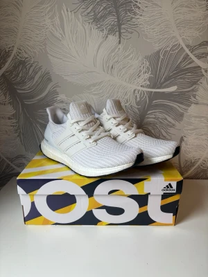 Adidas Ultraboost - Stilrena Adidas Ultraboost skor som är i färgen vitt. Storlek 42. Ej använda och kommer såklart med boxen. Dm vid inresse eller funderingar!