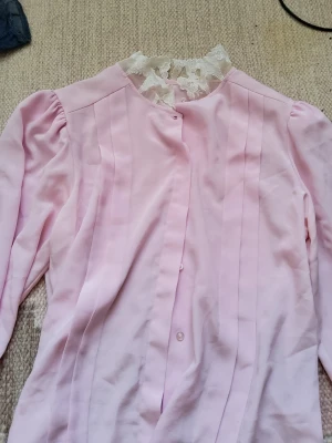 Supersöt blus♡ - Jättegullig ljusrosa blus. Köpt second hand men ej kommit till användning:)