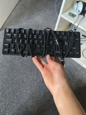 Gaming tangentbord - Säljer ett nos gaming tangentbord eftersom jag inte har användning för det längre då det inte spelas längre. Tangentbordet var nytt för inte sålänge sedan och köpte det för 500kr. Det är bara använt i 1 månad 