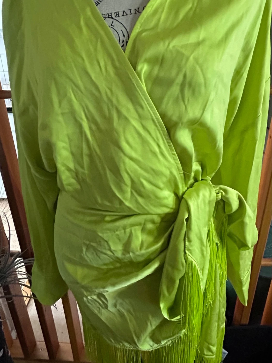 Limegrön omlottklänning med fransar - 1