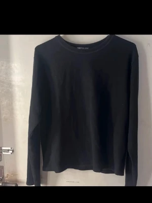 Svart långärmad tröja/topp - En stilren svart långärmad tröja/topp från Zara med rund halsringning. Tröjan är i ett mjukt och bekvämt material, perfekt för lager-på-lager eller som den är. Enkel design som passar till det mesta.