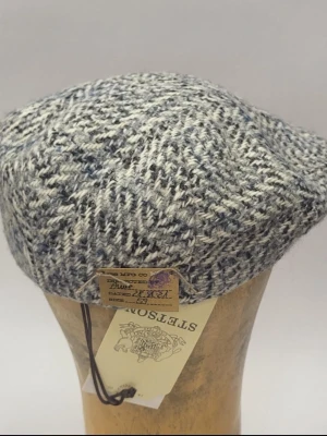 Gråvit rutig ullkeps från Stetson - Säljer en riktigt snygg keps från Stetson i grått och vitt med rutigt mönster. Kepsen är tillverkad i mjuk ull och har en klassisk, lite loose passform. Perfekt för dig som gillar tidlös stil och vill ha något som sticker ut lite extra. 98% och 2% poliester. I bilden står det att storleken är 59 men det är igentligen 58.