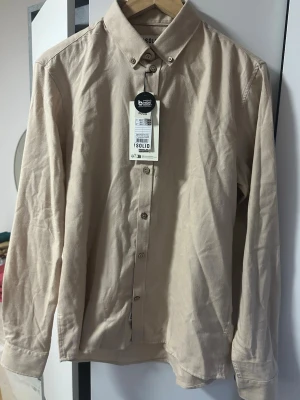 Beige skjorta från !Solid - Säljer min Beige skjorta 🌊🇮🇹🍋, som jag har aldrig använt som jag köpte för 600kr, riktigt fett och stiligt skjorta 