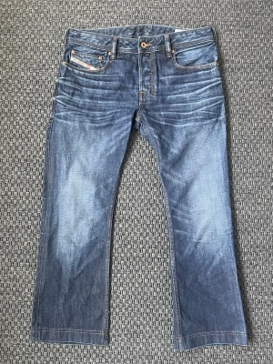 Vintage raw Diesel jeans bootcut ”Zatiny” (Sällsynt) - Säljer nu dessa sjukt snygga vintage raw denim diesel bootcut jeans😊 Jeansen är i en slim bootcut modell! Sjukt snygga fades och whiskers som gör dessa jeans till one of a kind🙌 Riktigt snygg färg som bara blir snyggare ju mer man använder jeansen🤩 Säljs ej längre i butik och är därav mycket eftertraktade🤝 Skriv vid funderingar 📲 OBS: dom är uppsydda till 68 cm på innerbennsmåttet. Jag säljer dom för väldigt lågt pris för att jag vill bara bli av med dom.