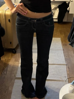 Lågmidjade jeans - Så så snygga och trendiga jeans från Gina, dem är lpgmidajde och sitter så smickrande. Tråden på ena bakfickan har släppt, se näst sista bilden. Har även sprätt upp jeansen längst ner för att göra dem lite längre. 💕
