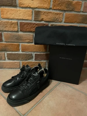 Giuseppe Zanotti skor - Svarta Giuseppe Zanotti i bra skick 👏 | Skobox, dustbag och kort medföljer! | Självklart äkta 💫 | Storlek 41 📏 | Vid frågor är det bara att skriva ✍️ | Frakt inom 48h 📦