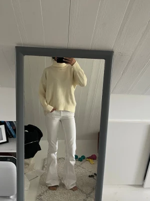 Polo stickad tröja  - Super snygg stickad tröja som är beige med polo.