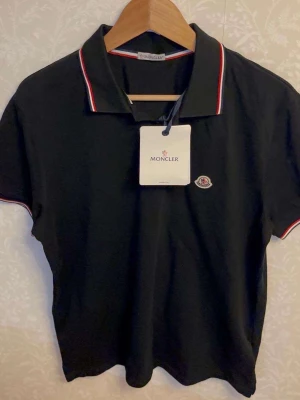 Moncler piké  - Helt ny och oandvänd moncler piké storlek L. Inte rikti men Nfc Scan och qr kod funkar ändå 