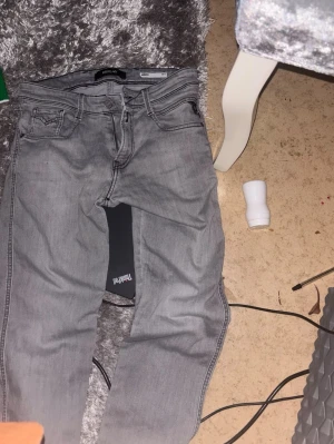 Grå jeans från Replay - Replay jeans de blev för små för mig. Slim fit W30 L 32. Kan diskutera pris