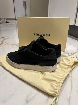 Axel arigato Laceless - Axel arigato laceless svarta, storlek 42. Box och dustbag medföljer. 