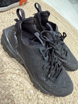 Svarta sneakers med mesh och snörning Nike recht skor  - Snygga Nike reacht skor 