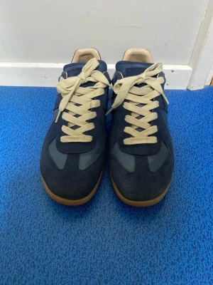 Maison Margiella  - Snygga mörkblå sneakers med beige gummisula och matchande beige skosnören. Pris kan diskuteras!. Skorna ingår ENDAST!