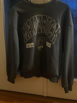 Mörkgrå sweatshirt Maverick Gina Tricot - Mörk blå tjocktröja från Ginatricot i storlek S. Mjuk och skön. Använt några gånger men säljer då jag har för många tjocktröjor.