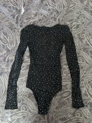 Svart body med glitterdetaljer - Extremt skön och stretchig | Passform XS-L