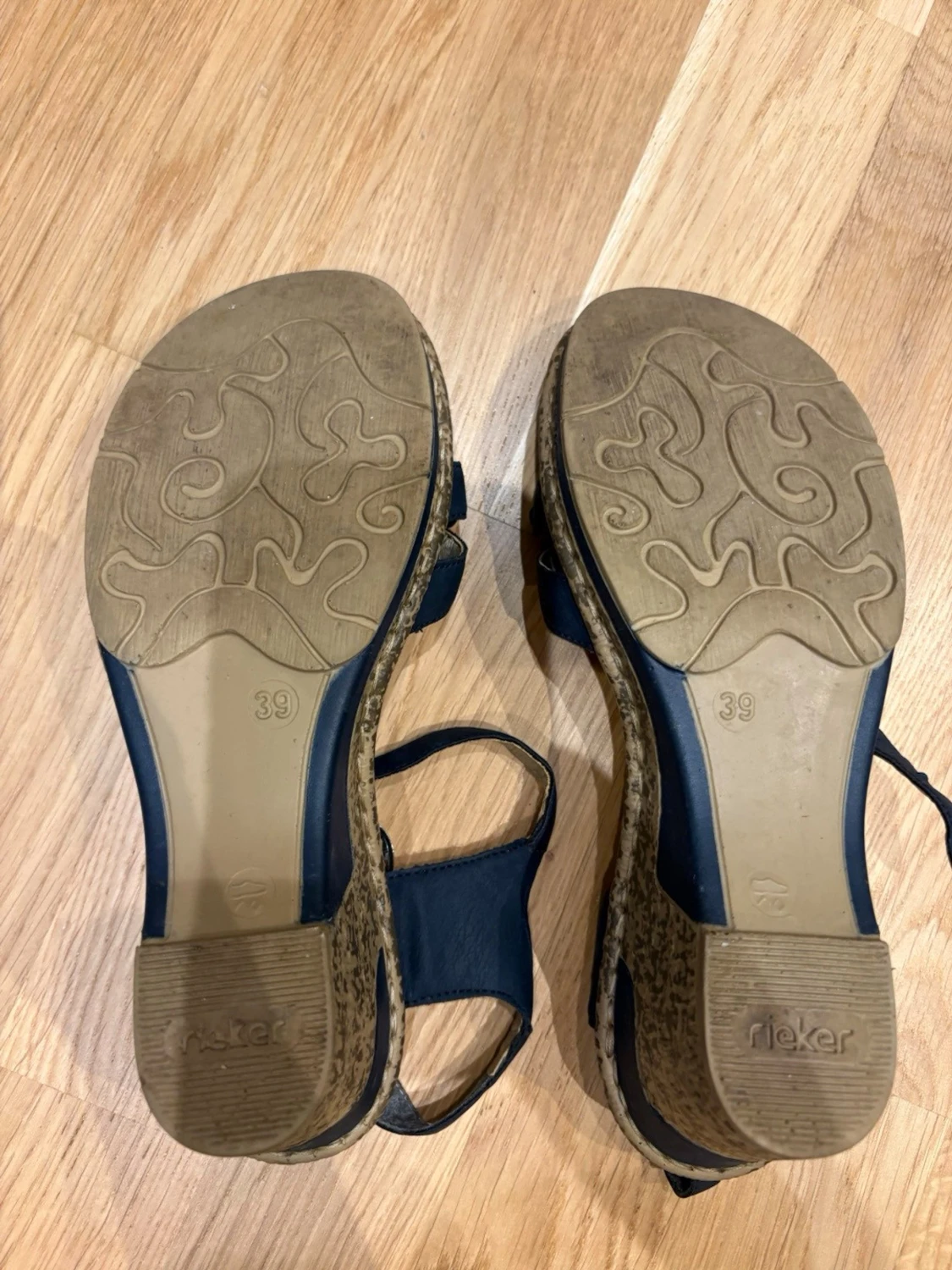 Kilklackade sandaler med blomdetalj - 2
