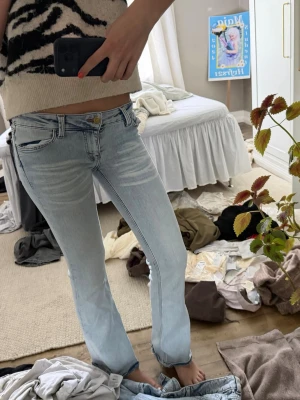Ljusblå raka jeans med låg midja - Säljer ett par ljusblå jeans med låg midja och dom är bootcut. (Vid snabbt köp kan priset sänkas)