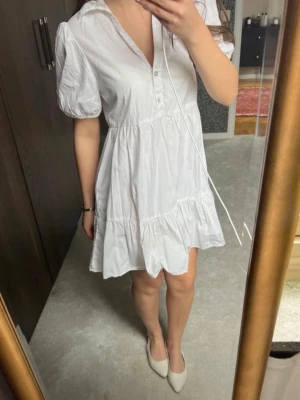 Vit klänning - Vit supersöt klänning från Zara, perfekt till utspring/student eller konfirmation. Superbra skick