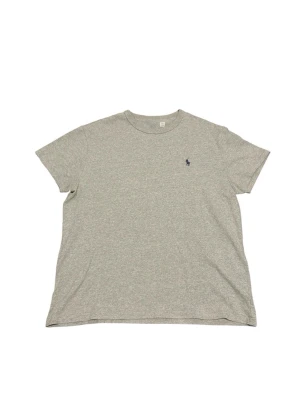 Grå t-shirt från Polo Ralph Lauren - Klassisk grå t-shirt från Polo Ralph Lauren med liten broderad logga på bröstet. T-shirten har rund halsringning och korta ärmar. Perfekt basic-plagg i mjuk bomull som funkar till allt.                   📍Storlek:L  💪🏽Skick:Mycket bra   📐Mått:Längd:60:cm:Bred:49:cm:  📎Material:100%Bomull:  📦Skickar alltid inom 48h  ✅Äkthetsgaranti