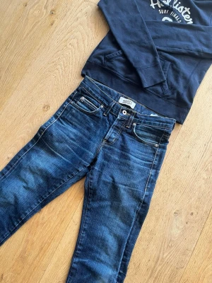 Selvage jeans från Naked & Famous - Säljer dessa extremt snygga selvage jeans från Naked & Famous🙌   Storlek: W28 L30 Skick: 9/10 🔥 Inga synliga skavanker. Left hand twill selvage. Selvage id på både insidan av benen och i den högra fickan!  💬Skriv vid frågor! 💸 Pris kan diskuteras vid snabb affär! 📦 Skickas snabbt!