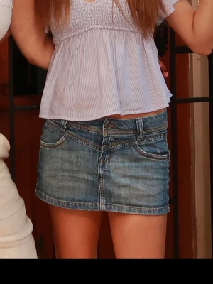 Blå jeanskjol  - Jätte snygg jeanskjol nu till sommaren. Är i bra skick och kontakta mig om du vill ha fler bilder🩷