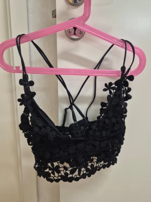 Svart spets-bralette med blommor S - Helt ny, oanvänd. 