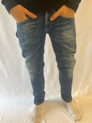 Dondup George - Tja! Säljer nu dessa sjukt eftertraktade blå  Dondup George med original slitningar från frabrik. Se storlek nedan. Jeansen är i nytt skick. Nypris: 3500kr                                                                 Säljs för: 799kr                                                                 Tveka inte på att höra av er vid intresse eller frågor!