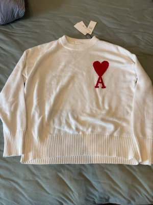 Ami Paris sweater - Ami Paris sweater i storlek M ( skulle säga ganska stor). Helt ny med tag. Säljer för att den är för stor för mig. Pris kan diskuteras vid snabb affär!!! Inga skambud!!!