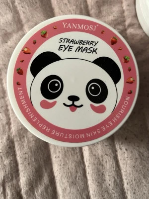 Ögonmask 40 kr styck eller 2 för 80 - Två burkar ögonmasker från YANMOSJ, en med jordgubb och en med avokado. Söt panda-design på locken, rosa och grön färg. Perfekt för att återfukta och vårda huden under ögonen. Innehåller närande ingredienser för fräschare look.