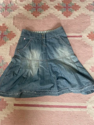 edc by esprit - säljer nu denna jättefina kjol eftersom att jag inte tycker att jag passar i den så bra, jag köpte den på sellpy och är sen dess inte använd. vad jag kan se har den inga slitningar eller defekter utan är i toppskick. mått på midja och längd finns på bilderna :) skriv innan köp! 