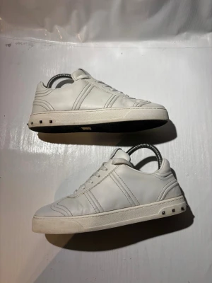 Valentino skor - Hej! Säljer nu mina skor från märket valentino, bra skick, storlek 38, tveka inte på att höra av er vid frågor!