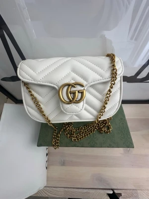 Vit mini väska  - Vit miniväska, avtagbar kedja och krok inuti. Aldrig använd. 