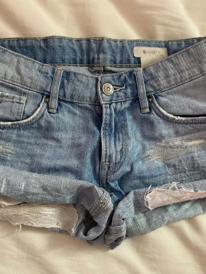Jeans short från &shorts  - Blåa jeans shorts som jag har vuxit ur och kan där med inte visa dem på, men de är i mycket bra skick. De går att vika ner om man inte vill ha de uppvikta.❤️Bara att skriva vid frågor. 