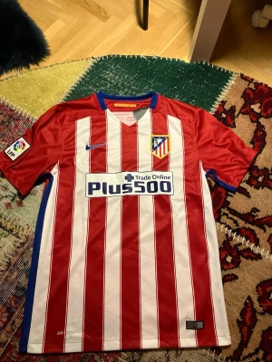 Atletico Madrid hemmatröja 2015/16 - Säljer denna autentiska Atletico Madrid tröjan från säsongen 2015/16 med prislappen kvar 
