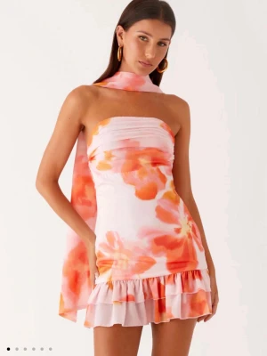 Peppermayo klänning - Säljer en söt axelbandslös kortklänning med volang från Peppermayo, den är i nyskick och aldrig använd! (Prislapp kvar)