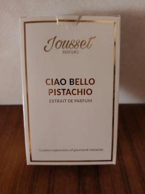 Jousset Ciao Bello Pistachio Parfym - Jag rensar bland parfymer jag inte använder så mycket senaste tiden. Jousset Parfums- Ciao Bello Pistachio. Ca 40% kvar. Det är en gourmandparfym som luktar pistage! Och den är mycket dryg, dvs, man behöver inte använda mycket för att dofta en hel dag. Originalkartong. 