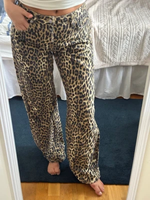 Jeans i leopardmönster  - Supersnygga jeans i leopardmönster! Aldrig använda💗