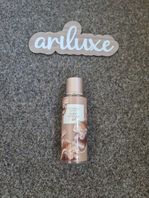 Victoria's Secret Bare Vanilla Brûlée - En parfym från Victoria's Secret med doften Bare Vanilla Brûlée. Flaskan är beige med krämiga bruna och vita detaljer, cylindrisk form och plastmaterial. Perfekt för dig som gillar söta och vaniljiga dofter. Limited edition och deras bästa doft enligt mig. Säljs ej längre. Ny och oanvänd