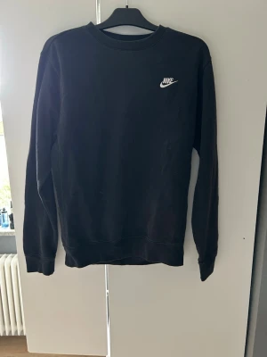 Svart Nike sweatshirt - En svart Nike sweatshirt med tjockt material. Broderad Nike logga på bröstet.