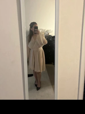 Klänning & Other Stories  - Jätte fin klänning! Knappt använd. Säljer då den är lite stor för mig, vanligtvis har jag xs 🥰