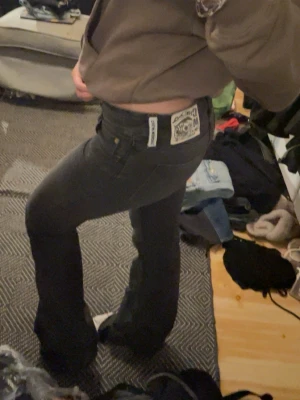Cheap Monday Jeans  - Mörkgråa jeans från weekday, Cheap Monday i storlek 28/32, klippta men fortfarande för långa för mig som är 158! 