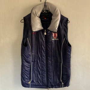 Ridväst - Finns lösa trådar på några ställen och så har även färgen på dragkedjorna nött bort. Tryck inte på köp, kontakta mig först!