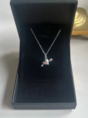 Pil hjärta halsband  - Halsbandet är aldrig använt och är 100 % rost- och nickelfritt. Kedjan är 40 cm lång men kan förlängas med ytterligare 5 cm. Hör gärna av dig om du har några frågor ☺️