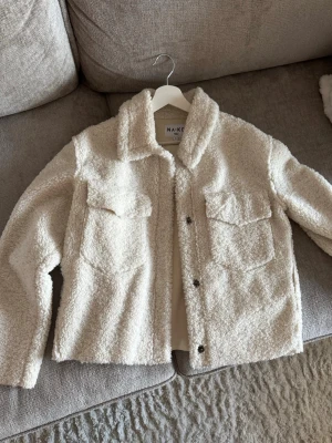 Jacka nakd - Teddy päls jacka från NAKD strl 34 men passar mig som är 36/38. Superskön, perfekt vår och höst jacka
