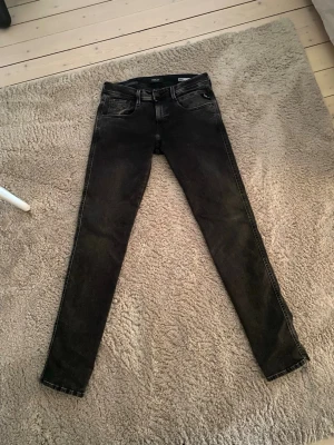 Svarta slim fit jeans från Replay - Svarta jeans från Replay med schysst tvätt på visss ställen.