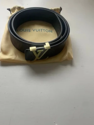 Bälte - 📊Färg: Brunt                                                               📏Storlek: 90cm                                           ♻️Skick: 10/10, inga defekter                               🧵Material: Läder                                               Använda några gånger bara