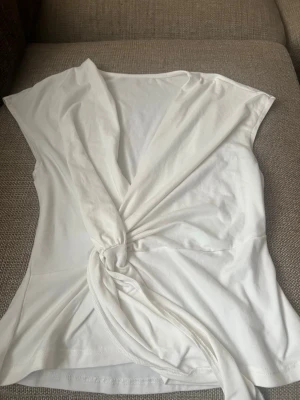 Vit tröja  - Använd fåtal tillfällen, pris kan diskuteras 🩷🩷🩷