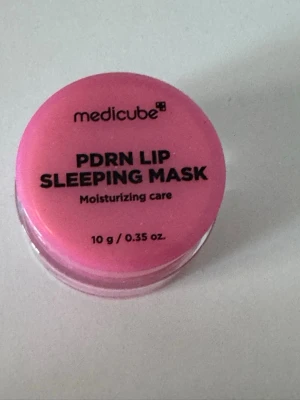 Medicube PDRN Lip Sleeping Mask - Medicube PDRN Lip Sleeping Mask är ett återfuktande läppbalsam i en söt rosa burk. Innehåller 10 g och är perfekt för att ge läpparna extra fukt under natten. Kommer i en matchande rosa kartong och har en mjuk, krämig formula.