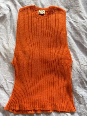 Ribbad orange väst från Acne Studios - Säljer en ribbstickad orange väst från Acne Studios